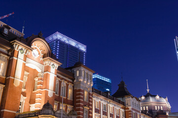 Obraz premium 東京都千代田区丸の内の東京駅周辺の夜の都市景観