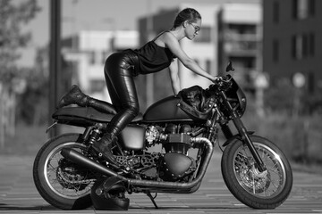 Fototapeta na wymiar woma in black with a motorcycle