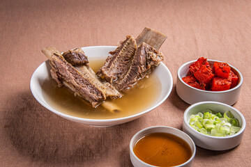 오랜 시간 끓여 국물이 시원하고 맛있는 한국식 갈비탕