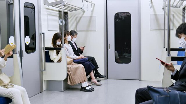 電車・地下鉄に乗る人々