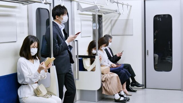 電車・地下鉄に乗る人々