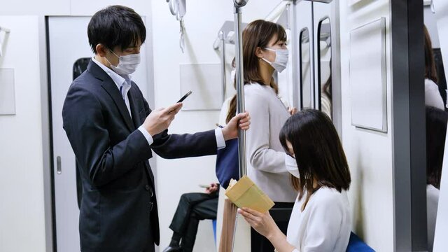電車・地下鉄に乗る人々