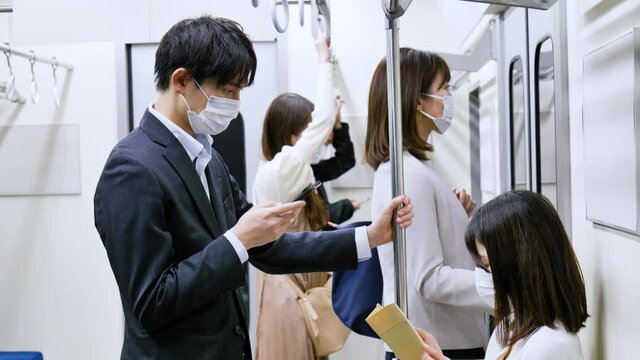 電車・地下鉄に乗る人々