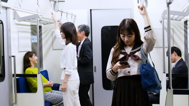 電車・地下鉄に乗る人々