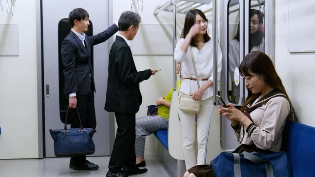 電車・地下鉄に乗る人々