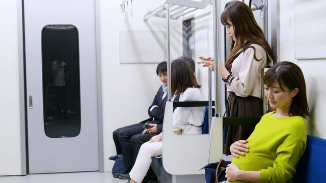 電車・地下鉄に乗る人々
