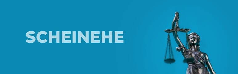 Scheinehe. Nahaufnahme einer Justitia Statue. Wort auf blauem Untergrund. Thema Recht und Gesetz