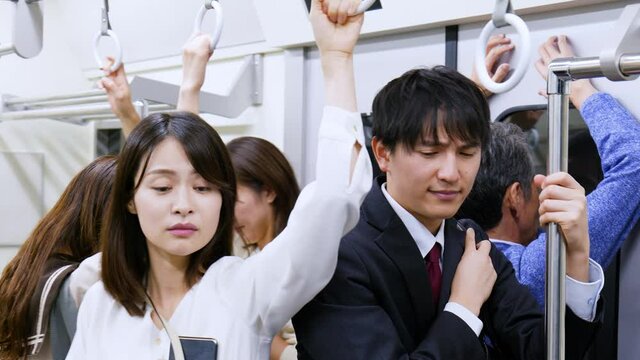 電車・地下鉄に乗る人々