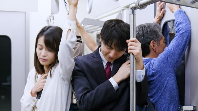 満員電車に乗る人