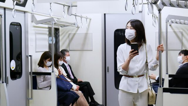 電車・地下鉄に乗る人々