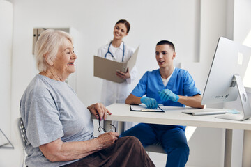 Obraz premium old woman hospital examination professional advice
