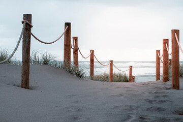 Naklejka premium Walkway leading to beach scene
