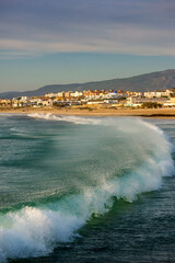 Grandes olas con mar de fondo y viento de levante en Tarifa, Cádiz, Andalucía, España