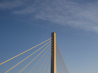 多摩川に掛かる橋の支柱。夕陽に照らされる府中四谷橋。