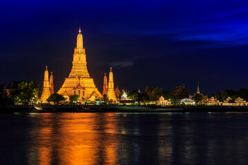 Fototapeta na wymiar Sunset city skyline at Wat Arun temple and Chao Phraya River, Bangkok. Thailand
