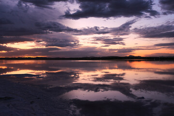 Obraz premium Vega Baja del Segura - Torrevieja - Salinas de Torrevieja, un lago salado, un paraje natural donde los atardeceres son mágicos y los reflejos y formaciones salinas son un espectáculo de la naturaleza