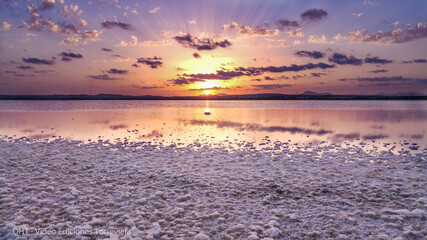 Obraz premium Vega Baja del Segura - Torrevieja - Salinas de Torrevieja, un lago salado, un paraje natural donde los atardeceres son mágicos y los reflejos y formaciones salinas son un espectáculo de la naturaleza