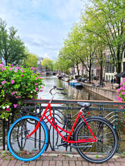 Fototapeta na wymiar Amsterdam canal and bicycles, The Netherlands