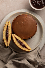 dorayaki en pile sur une assiette avec pâte de haricot rouge