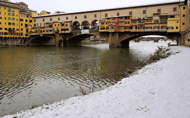 Fototapeta na wymiar Snow in Florence, view of the Old Bridge