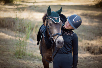 Fototapeta premium Glückliche Reiterin mit Pferd
