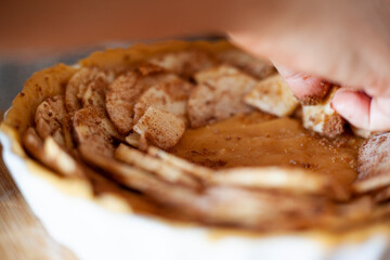 
elaboration of the typical apple pie
