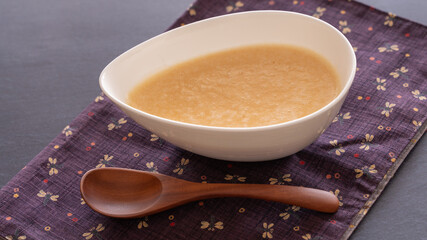 じゃがいもと人参で作った味噌味のポタージュスープ（黒背景）