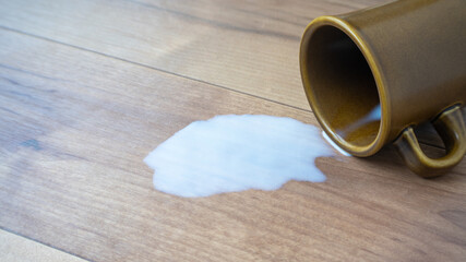 床・フローリングに牛乳をこぼす