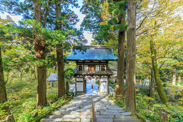 秋の大山寺　山門　鳥取県大山町　Autumn Daisenji temple. Tottori-ken Daisen town