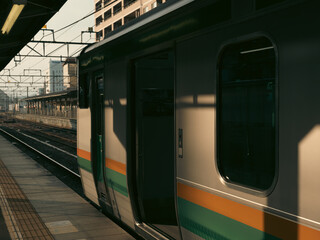 早朝の高崎駅の風景　E231系