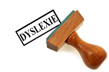 Concept de dyslexie avec un tampon encreur sur fond blanc
