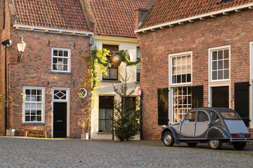 A small square in the center of Deventer in the Netherlands. - obrazy, fototapety, plakaty