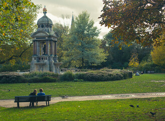 Obraz premium bench in the autumn park