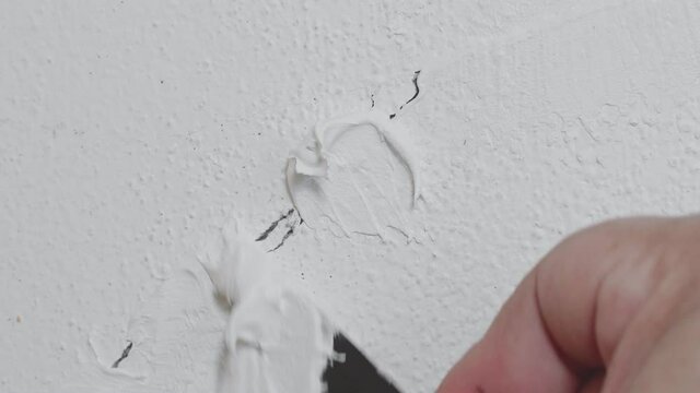 Repair cracks from subsidence in plaster walls At home by yourself with putty or plaster. Care and repair of residential houses by yourself.