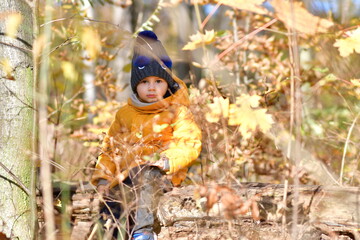 CHłopiec na jesiennym spacerze