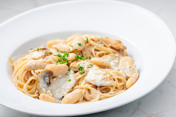 spaghetti with creamy mushroom sauce, chicken and beans