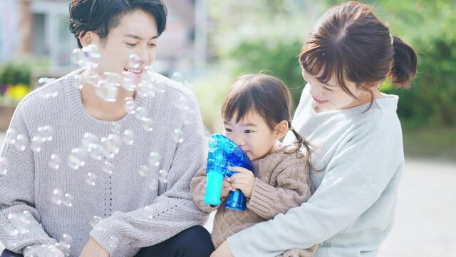 しゃぼん玉で遊ぶ女の子