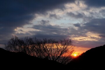 山あいの夜明けの幻想的な風景