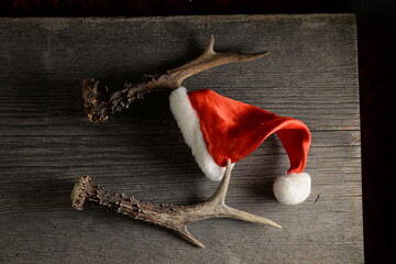 Weihnachliche Stilleben. Holzbrett mit weihnachtlicher Dekoration