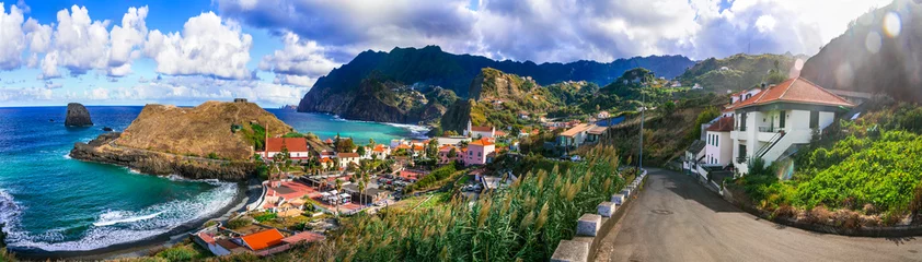 Gardinen Malerische idyllische Küstendörfer der Insel Madeira. Panoramablick auf Porto da Cruz © Freesurf