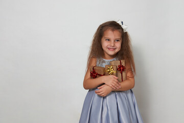 Naklejka premium Child girl with christmas gift box on a white background