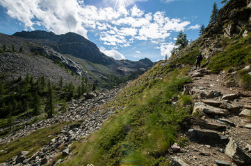 Fare trekking tra le montagne della Valle d'Aosta nel Parco Naturale del Monte Avic e camminare...