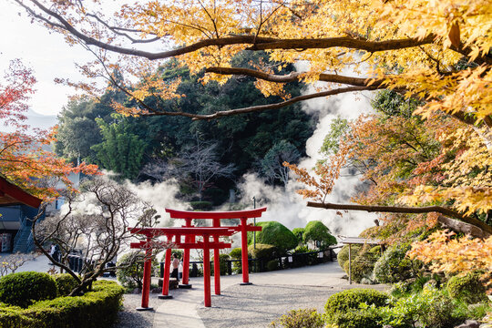 別府　地獄めぐり　海地獄　紅葉　鳥居