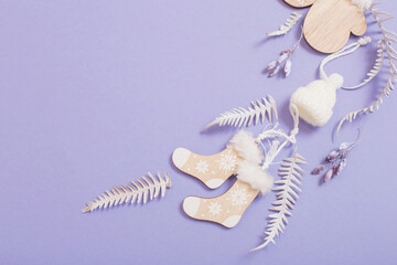 Naklejka premium natural wooden decor on violet paper background