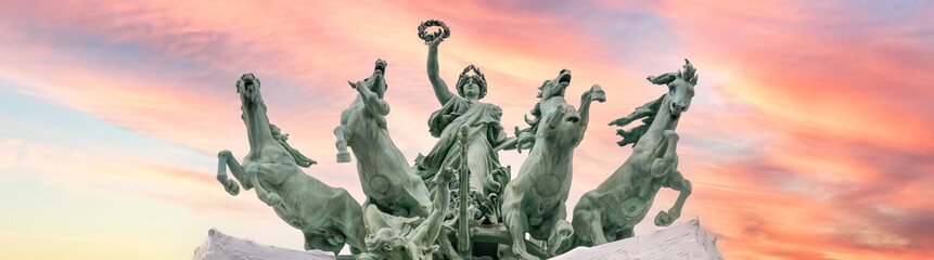La inmortalidad adelantada al tiempo, cuadriga de Récipon en la balaustrada del gran palacio de Paris, Francia