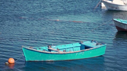 Naklejka premium A photo of a boat on the sea