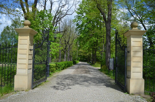 Cieplice zdr&oacute;j, park zdrojowy wiosną, Polska