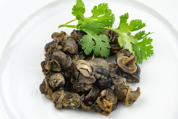 escargots de Bourgogne cuits dans une assiette blanche
