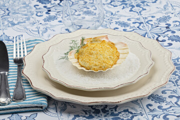 coquille de Saint-Jacques et fruits de mer cuisiné dans une assiette