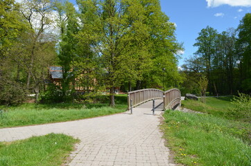 Cieplice Zdrój, wejście do parku Norweskiego od strony Parku Zdrojowego wiosną, Polska